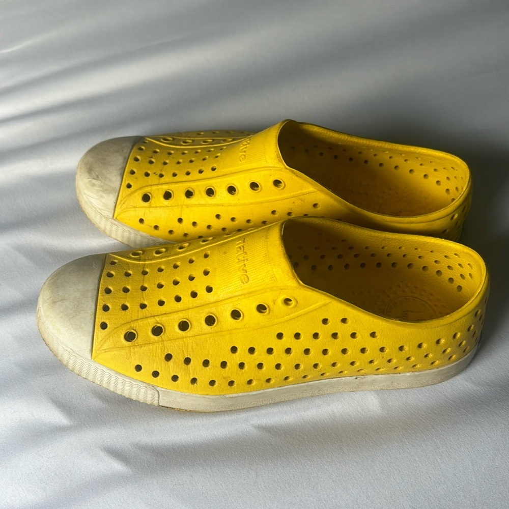 [native] yellow kids’ Jefferson water friendly shoes size 4M
